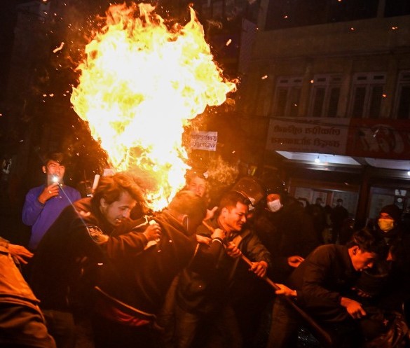 एमसीसीको विरोध गर्दै विप्लवका कार्यकर्ताले जलाए  प्रधानमन्त्री र प्रचण्डको पुत्ला